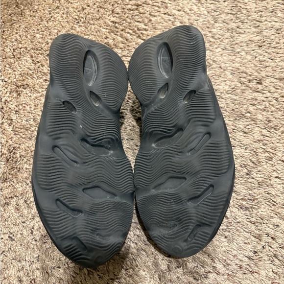 Yeezy Foam Runners ‘Onyx’ - Picture 3 of 5